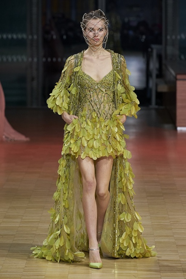 ايلي صعب يجسّد بهجة البحر المتوسط بفساتين مشرقة وألوان صاخبة