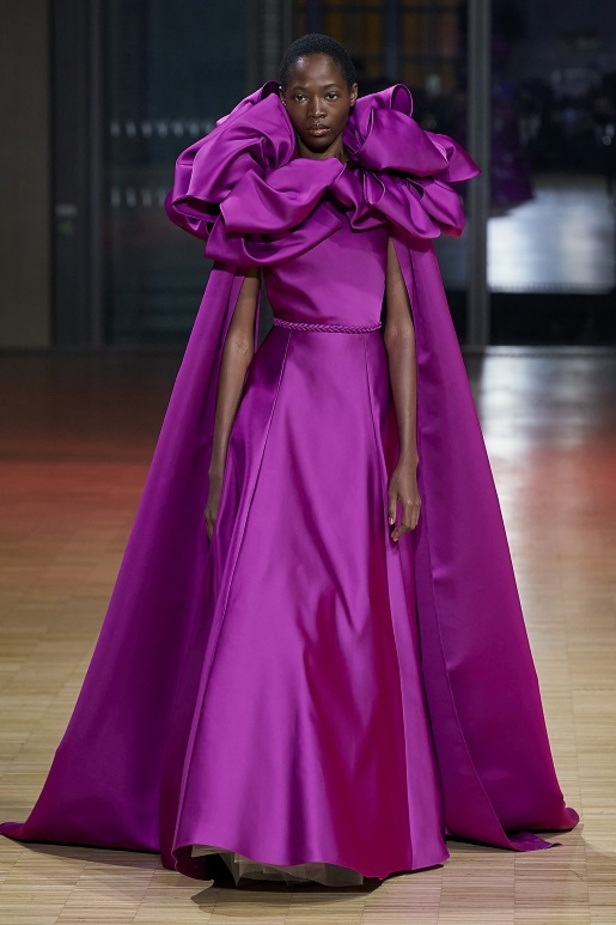 ايلي صعب يجسّد بهجة البحر المتوسط بفساتين مشرقة وألوان صاخبة