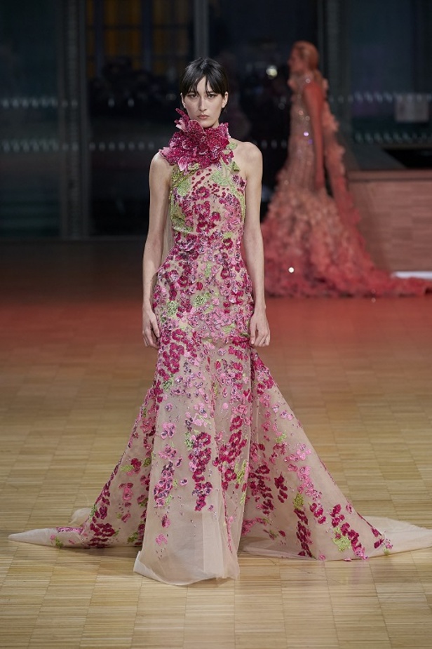 ايلي صعب يجسّد بهجة البحر المتوسط بفساتين مشرقة وألوان صاخبة