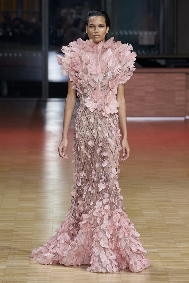 ايلي صعب يجسّد بهجة البحر المتوسط بفساتين مشرقة وألوان صاخبة