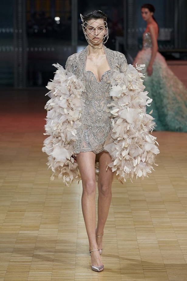 ايلي صعب يجسّد بهجة البحر المتوسط بفساتين مشرقة وألوان صاخبة