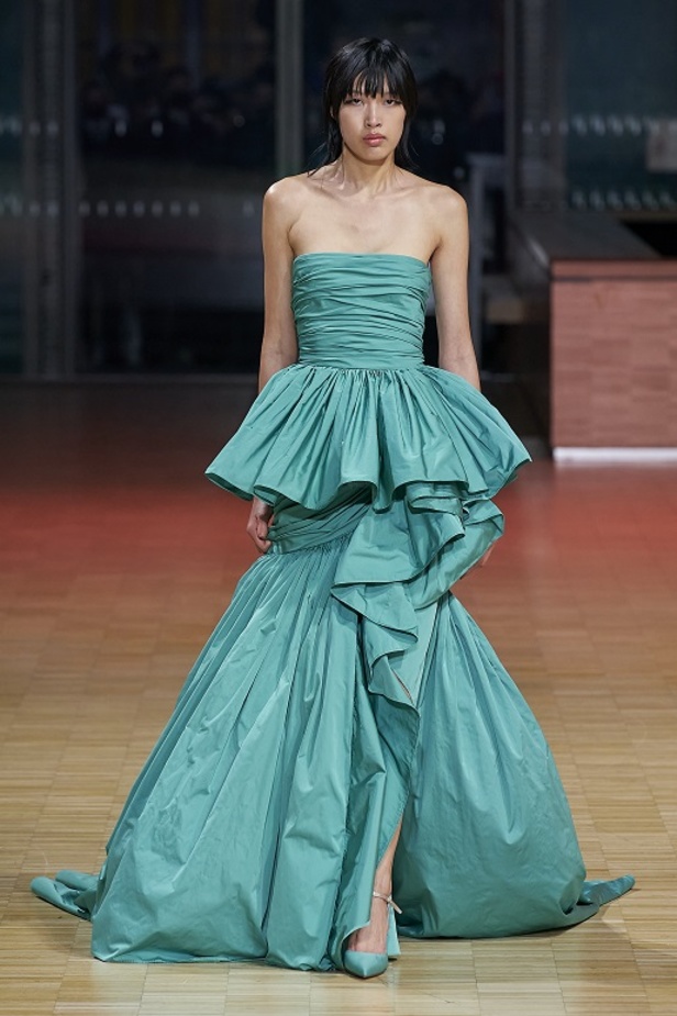 ايلي صعب يجسّد بهجة البحر المتوسط بفساتين مشرقة وألوان صاخبة