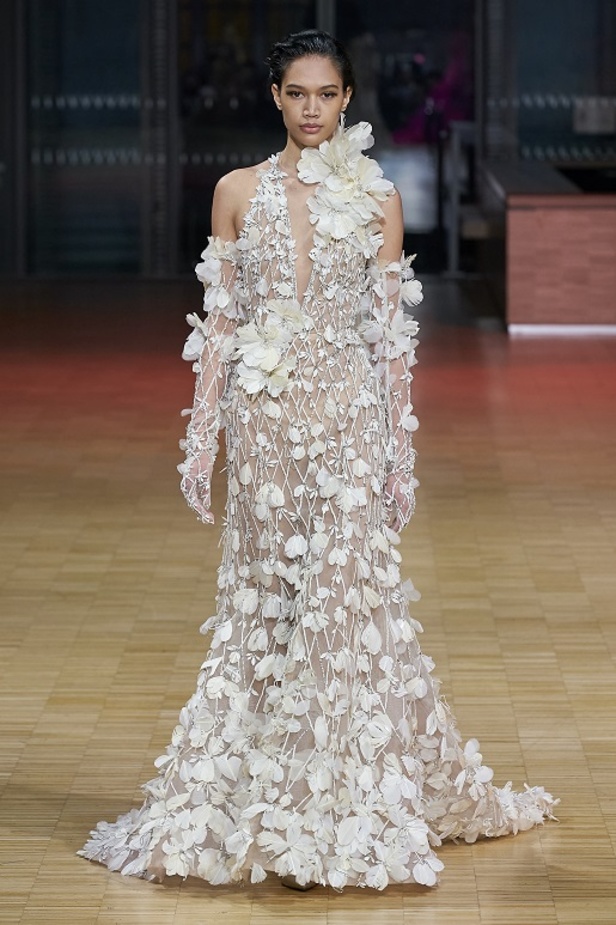 ايلي صعب يجسّد بهجة البحر المتوسط بفساتين مشرقة وألوان صاخبة