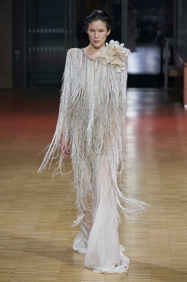 ايلي صعب يجسّد بهجة البحر المتوسط بفساتين مشرقة وألوان صاخبة