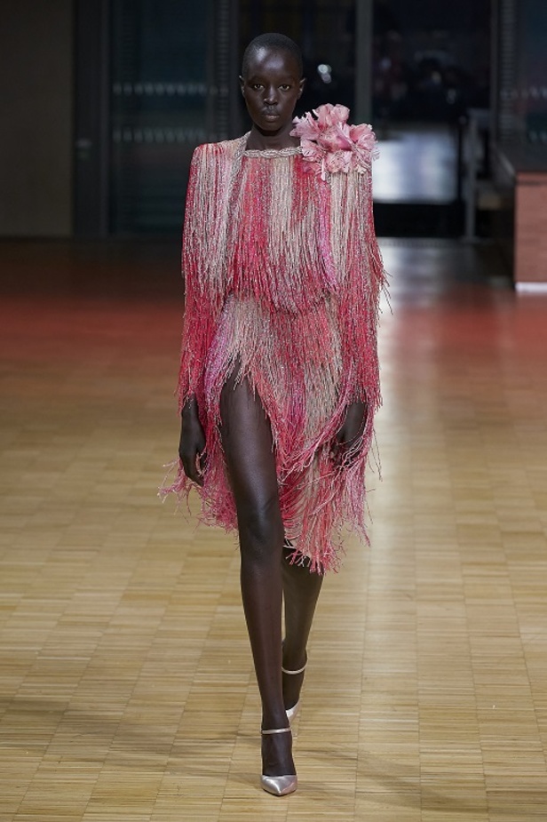 ايلي صعب يجسّد بهجة البحر المتوسط بفساتين مشرقة وألوان صاخبة