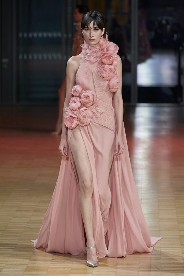 ايلي صعب يجسّد بهجة البحر المتوسط بفساتين مشرقة وألوان صاخبة