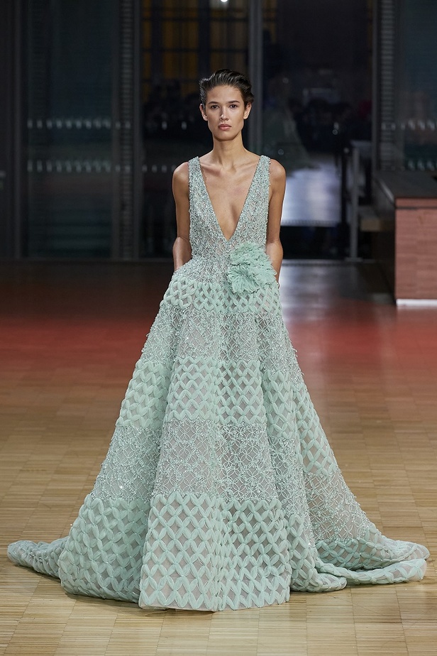 ايلي صعب يجسّد بهجة البحر المتوسط بفساتين مشرقة وألوان صاخبة