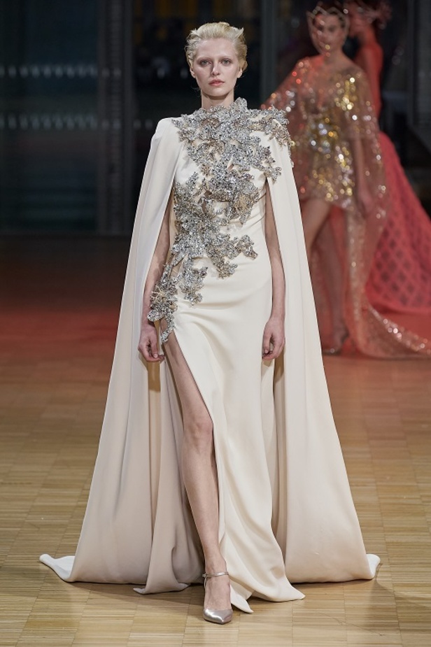 ايلي صعب يجسّد بهجة البحر المتوسط بفساتين مشرقة وألوان صاخبة