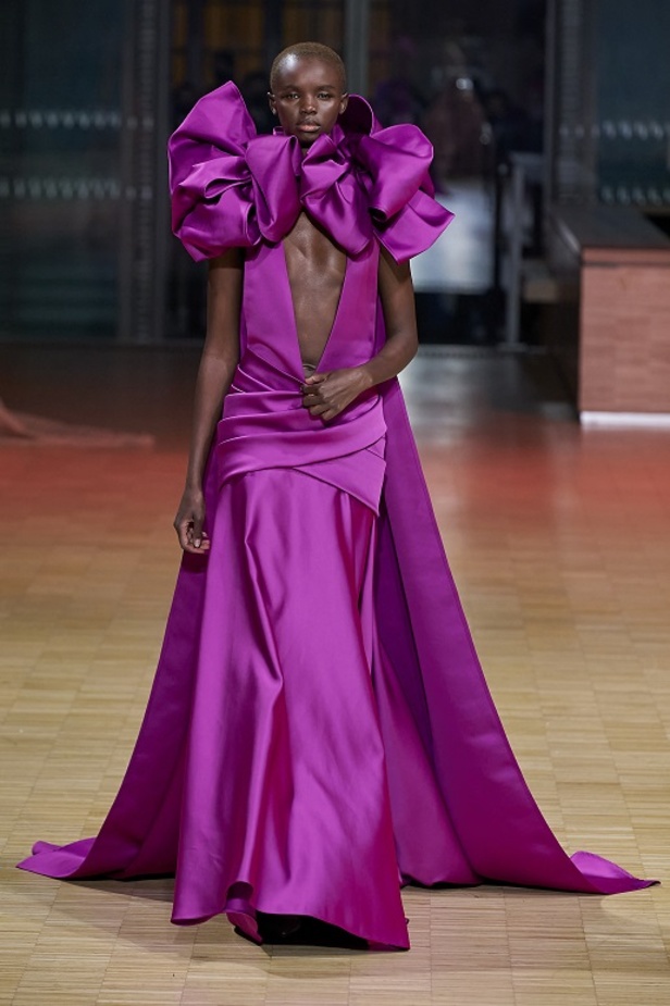 ايلي صعب يجسّد بهجة البحر المتوسط بفساتين مشرقة وألوان صاخبة