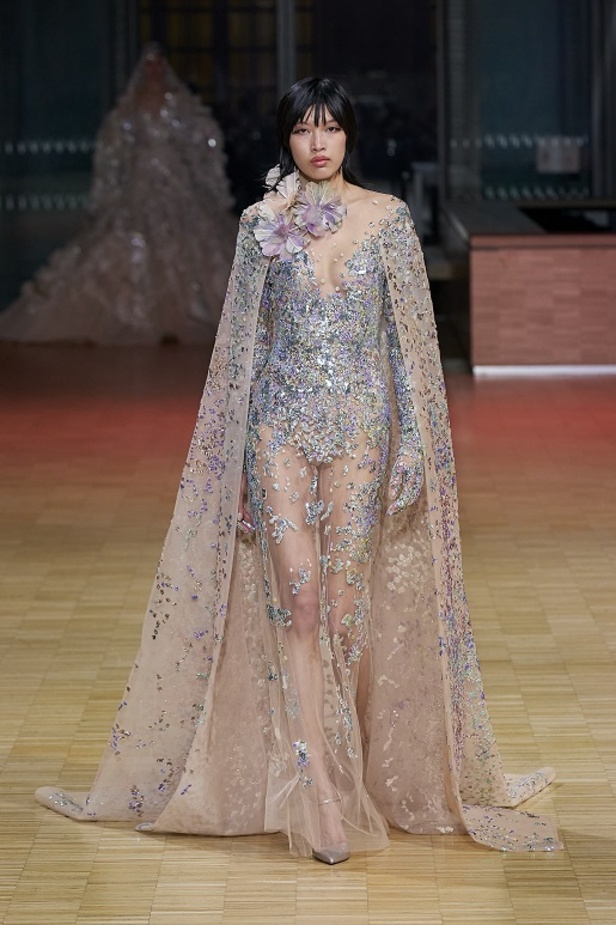 ايلي صعب يجسّد بهجة البحر المتوسط بفساتين مشرقة وألوان صاخبة