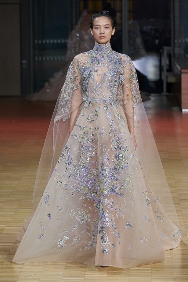 ايلي صعب يجسّد بهجة البحر المتوسط بفساتين مشرقة وألوان صاخبة