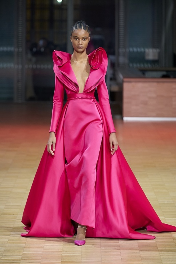 ايلي صعب يجسّد بهجة البحر المتوسط بفساتين مشرقة وألوان صاخبة