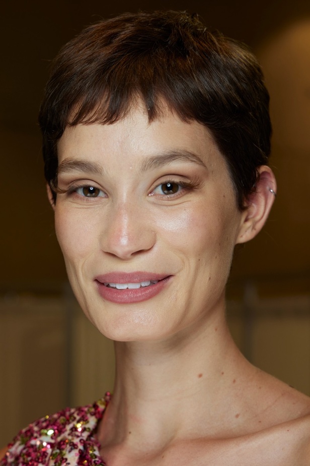 ايلي صعب يجسّد بهجة البحر المتوسط بفساتين مشرقة وألوان صاخبة