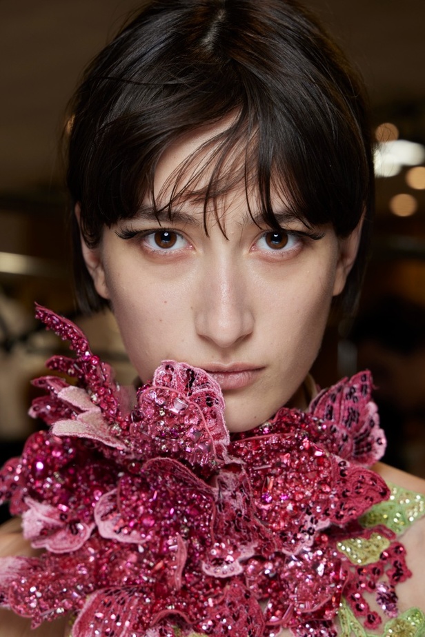 ايلي صعب يجسّد بهجة البحر المتوسط بفساتين مشرقة وألوان صاخبة