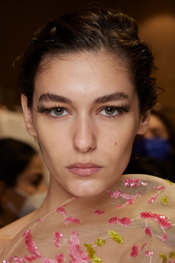 ايلي صعب يجسّد بهجة البحر المتوسط بفساتين مشرقة وألوان صاخبة