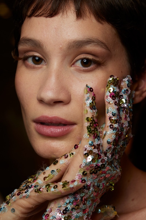 ايلي صعب يجسّد بهجة البحر المتوسط بفساتين مشرقة وألوان صاخبة