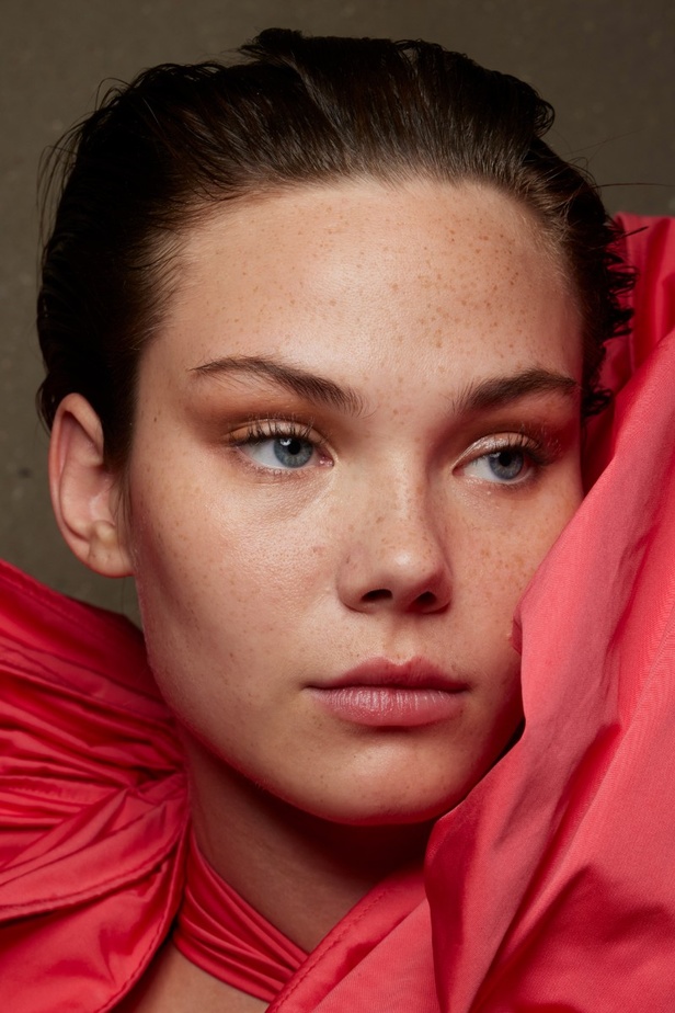 ايلي صعب يجسّد بهجة البحر المتوسط بفساتين مشرقة وألوان صاخبة