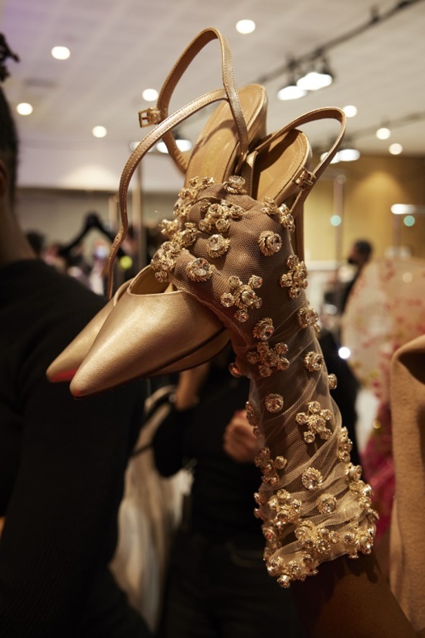 ايلي صعب يجسّد بهجة البحر المتوسط بفساتين مشرقة وألوان صاخبة