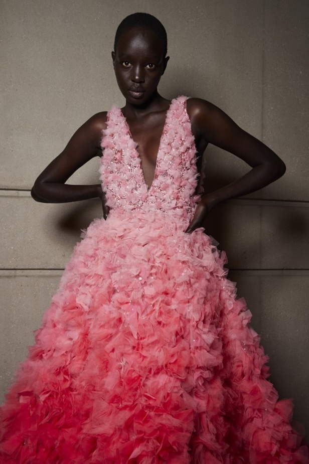 ايلي صعب يجسّد بهجة البحر المتوسط بفساتين مشرقة وألوان صاخبة