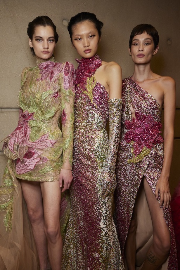 ايلي صعب يجسّد بهجة البحر المتوسط بفساتين مشرقة وألوان صاخبة