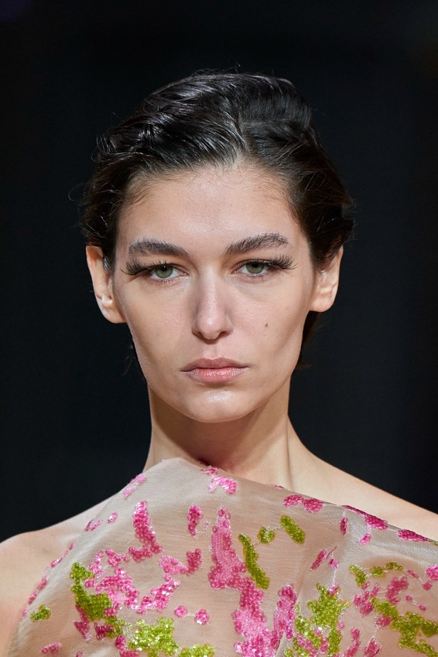 ايلي صعب يجسّد بهجة البحر المتوسط بفساتين مشرقة وألوان صاخبة