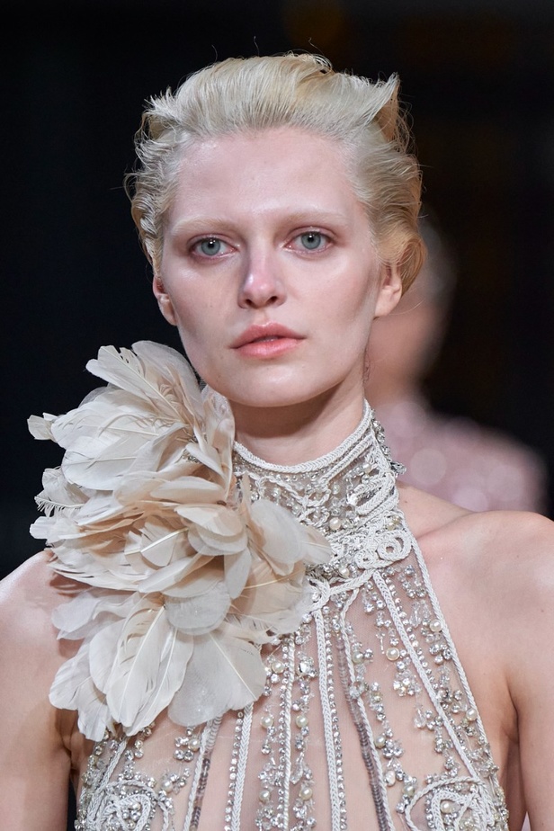 ايلي صعب يجسّد بهجة البحر المتوسط بفساتين مشرقة وألوان صاخبة