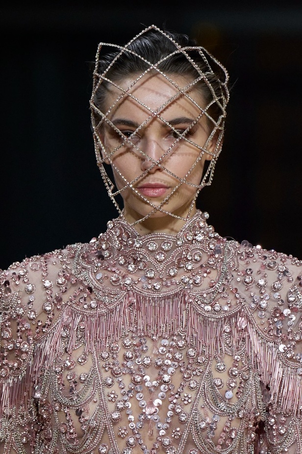 ايلي صعب يجسّد بهجة البحر المتوسط بفساتين مشرقة وألوان صاخبة