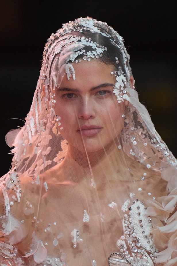 ايلي صعب يجسّد بهجة البحر المتوسط بفساتين مشرقة وألوان صاخبة