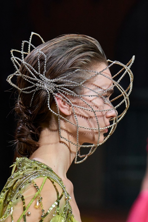 ايلي صعب يجسّد بهجة البحر المتوسط بفساتين مشرقة وألوان صاخبة