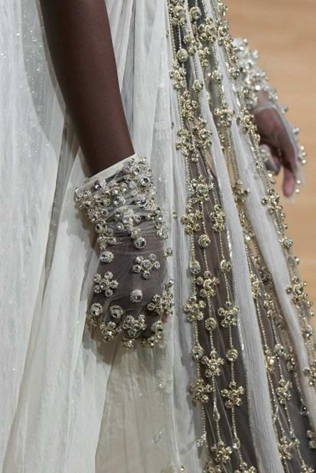 ايلي صعب يجسّد بهجة البحر المتوسط بفساتين مشرقة وألوان صاخبة