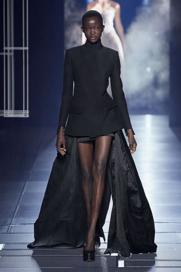 من مجموعة فندي لموسم ربيع وصيف 2022 للهوت كوتور 