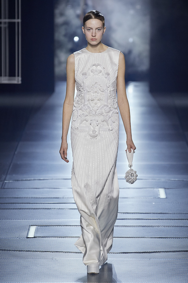 من مجموعة فندي لموسم ربيع وصيف 2022 للهوت كوتور 