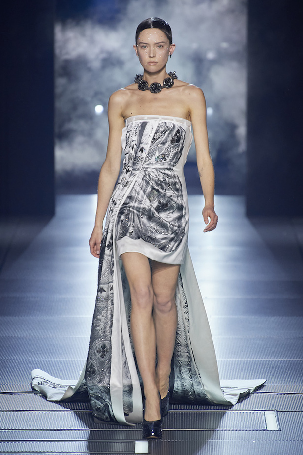 من مجموعة فندي لموسم ربيع وصيف 2022 للهوت كوتور 