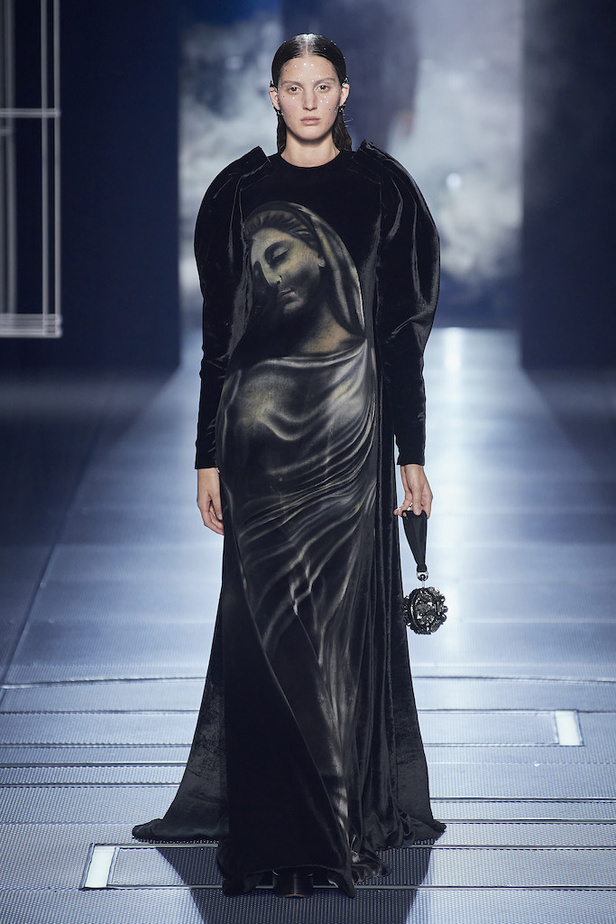 من مجموعة فندي لموسم ربيع وصيف 2022 للهوت كوتور 