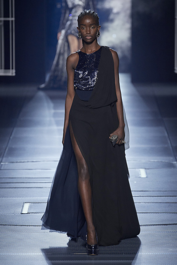 من مجموعة فندي لموسم ربيع وصيف 2022 للهوت كوتور 