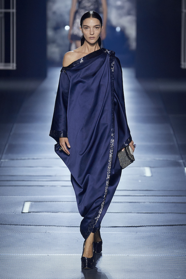 من مجموعة فندي لموسم ربيع وصيف 2022 للهوت كوتور 