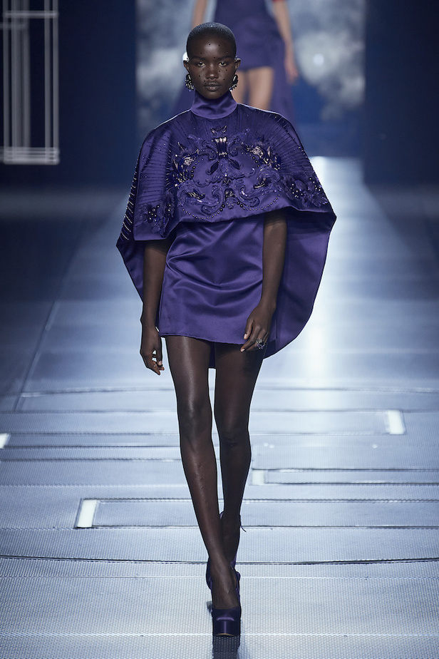 من مجموعة فندي لموسم ربيع وصيف 2022 للهوت كوتور 