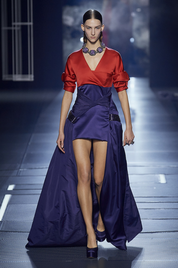 من مجموعة فندي لموسم ربيع وصيف 2022 للهوت كوتور 