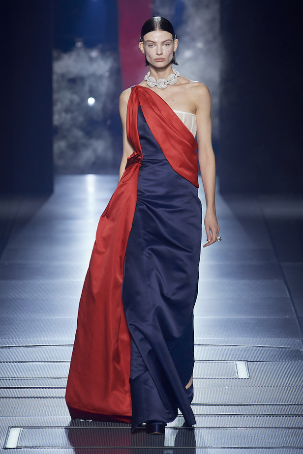 من مجموعة فندي لموسم ربيع وصيف 2022 للهوت كوتور 