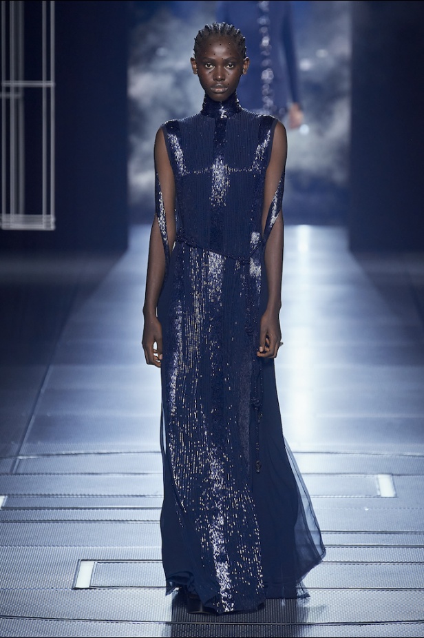 من مجموعة فندي لموسم ربيع وصيف 2022 للهوت كوتور 