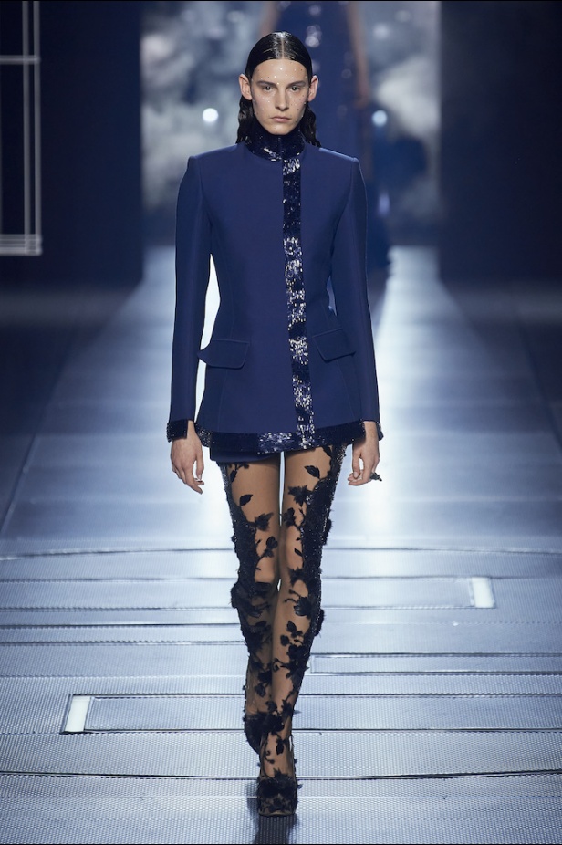 من مجموعة فندي لموسم ربيع وصيف 2022 للهوت كوتور 