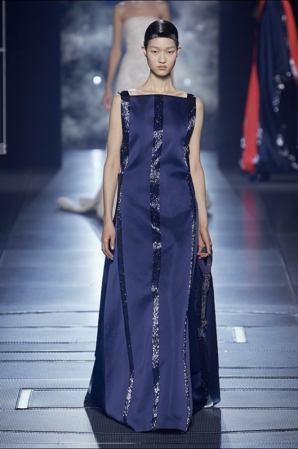 من مجموعة فندي لموسم ربيع وصيف 2022 للهوت كوتور 