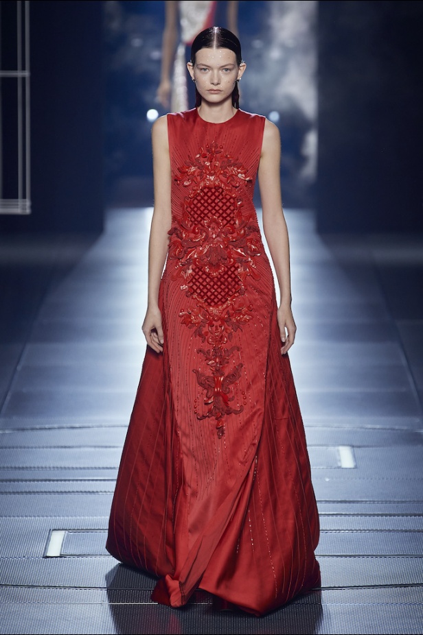 من مجموعة فندي لموسم ربيع وصيف 2022 للهوت كوتور 