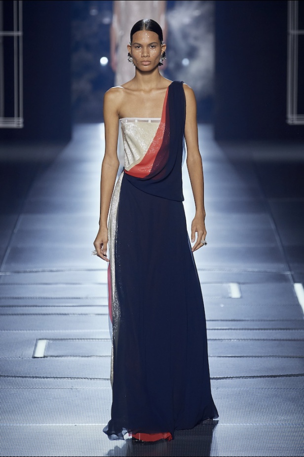 من مجموعة فندي لموسم ربيع وصيف 2022 للهوت كوتور 