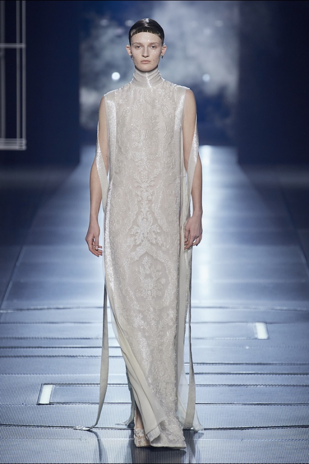 من مجموعة فندي لموسم ربيع وصيف 2022 للهوت كوتور 