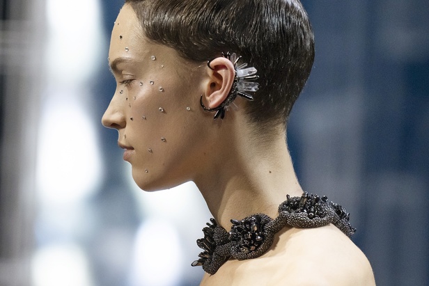 عرض أزياء فندي للهوت كوتور لربيع وصيف 2022