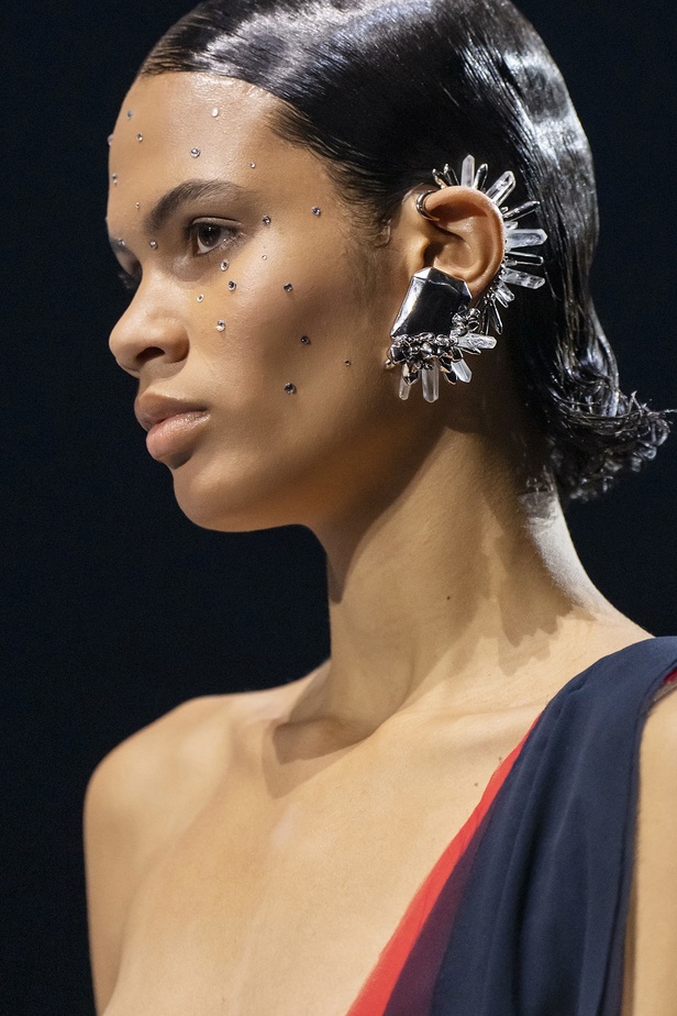 عرض أزياء فندي للهوت كوتور لربيع وصيف 2022