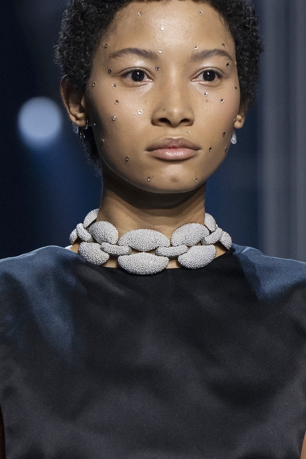 عرض أزياء فندي للهوت كوتور لربيع وصيف 2022