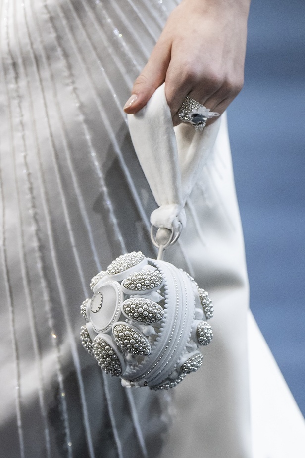 عرض أزياء فندي للهوت كوتور لربيع وصيف 2022