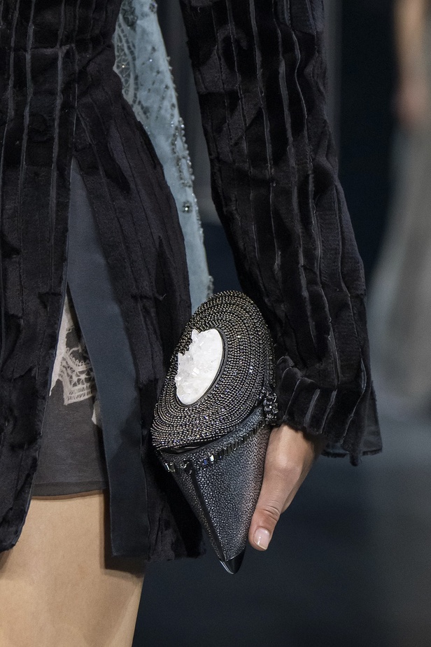 عرض أزياء فندي للهوت كوتور لربيع وصيف 2022